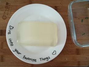 倒扣入盘中，切块。