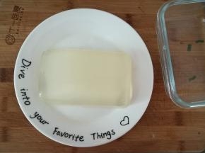 倒扣入盘中，切块。