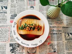 撒上大蒜和香菜末，浇上六月鲜。即可。