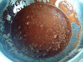 蛋黄中加入56克白糖，用电动打蛋器搅拌均匀