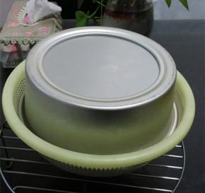 出炉后用力震几下，立即倒扣冷却