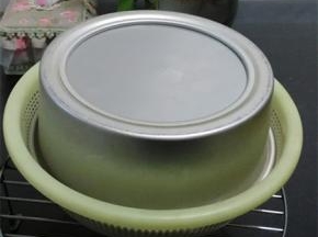 出炉后用力震几下，立即倒扣冷却