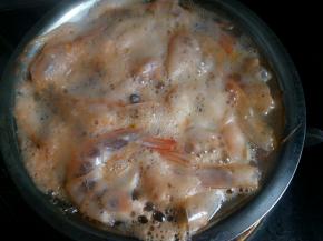 把壳放水里煮熟，待用，虾脑里有虾油比较鲜，煮出来做汤味道比较好