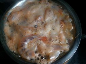 把壳放水里煮熟，待用，虾脑里有虾油比较鲜，煮出来做汤味道比较好