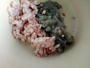 盆里放入肉末虾末