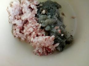 盆里放入肉末虾末