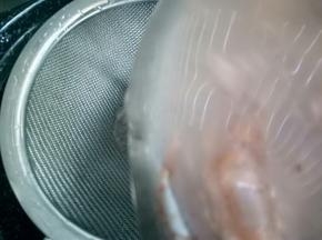 锅中添加水和控出浮沫的虾壳水