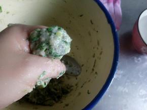 用手挤出丸子形状，然后用勺子舀出，放入烧开的水中，中小火