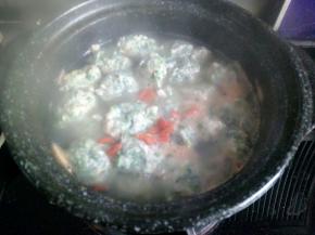 放入枸杞，关火