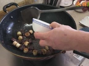 加入少了水淀粉勾薄芡，让菜品更鲜亮