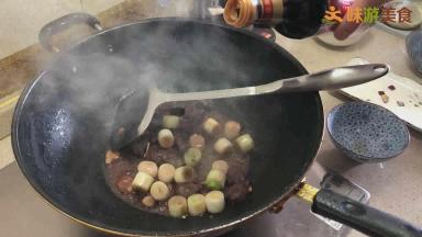 然后加入少许老抽调色，少许耗油、白糖提鲜增香，翻炒均匀
