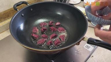 大火将锅烧热，倒入适量食用油，油温6成热时，改小火，依次放入腌好的牛肉块（不能将牛肉一下全部倒入，避免牛肉块粘连在一起）