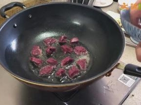 大火将锅烧热，倒入适量食用油，油温6成热时，改小火，依次放入腌好的牛肉块（不能将牛肉一下全部倒入，避免牛肉块粘连在一起）