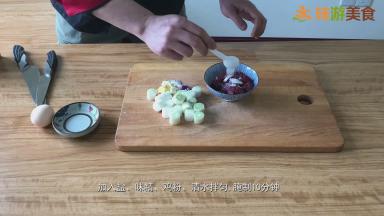 牛肉加入少许小苏打粉、盐、鸡精、味精、淀粉、清水（清水是少量多次加入，每次加入后抓拌均匀，等肉把水分吸收后再加入），最后再加入少量蛋清，抓拌均匀后腌制10分钟左右