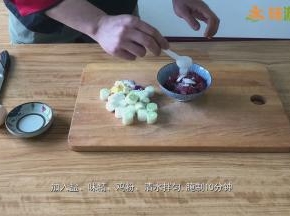 牛肉加入少许小苏打粉、盐、鸡精、味精、淀粉、清水（清水是少量多次加入，每次加入后抓拌均匀，等肉把水分吸收后再加入），最后再加入少量蛋清，抓拌均匀后腌制10分钟左右