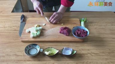 大葱切段，大蒜、姜和洋葱切成小片