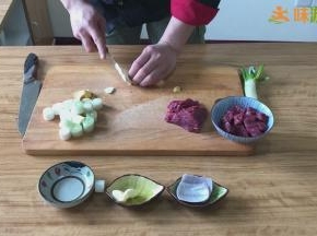 大葱切段，大蒜、姜和洋葱切成小片