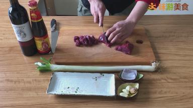 牛肉切成大小均匀的块儿，不能太小