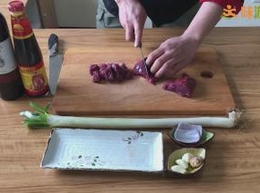 牛肉切成大小均匀的块儿，不能太小
