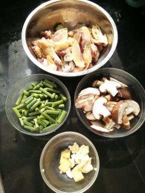 处理好所有食材。鸡肉加入适量盐，搅拌均匀腌15分钟。