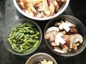 处理好所有食材。鸡肉加入适量盐，搅拌均匀腌15分钟。