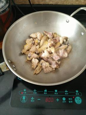 热锅凉油下姜片和鸡肉，小火慢煎至鸡肉变色，微微出油。