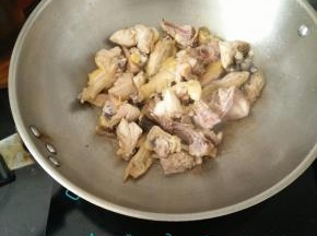 热锅凉油下姜片和鸡肉，小火慢煎至鸡肉变色，微微出油。