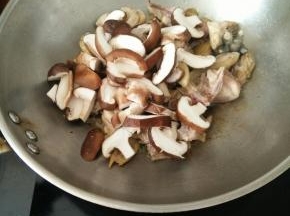 倒入香菇，翻炒片刻，香菇变软。