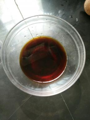 耗油、生抽、老抽、白糖和一点点盐，用少许水化开。