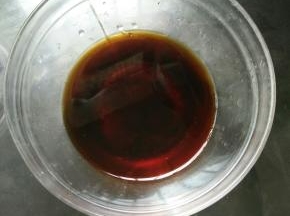耗油、生抽、老抽、白糖和一点点盐，用少许水化开。