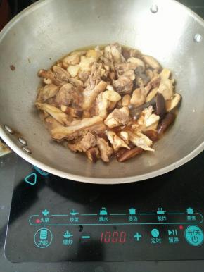 翻炒均匀后，焖三分钟左右。