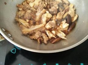 翻炒均匀后，焖三分钟左右。