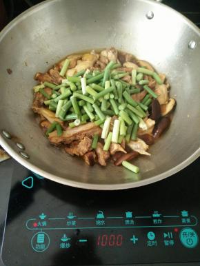 接着放入蒜薹。