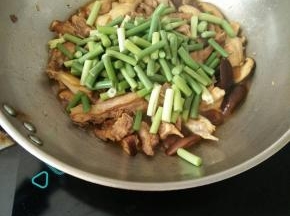 接着放入蒜薹。