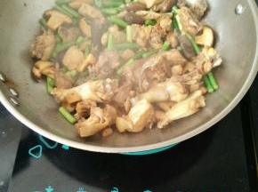 快速翻炒至蒜薹断生即可出锅。