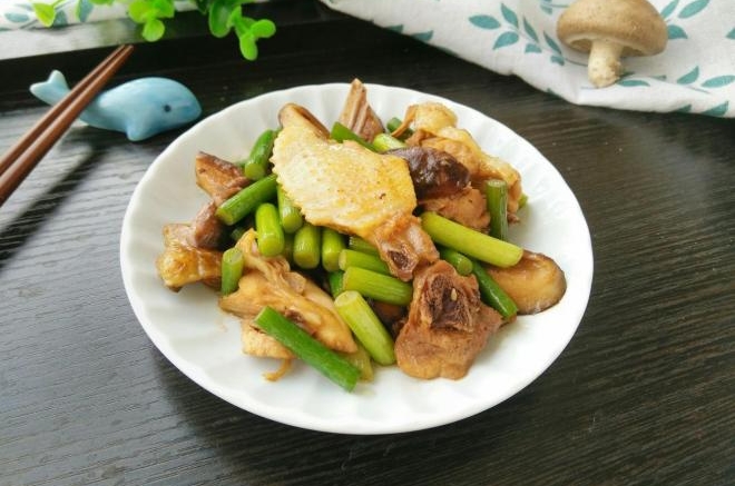 蒜薹香菇焖鸡