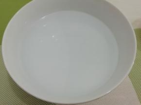 用秤称出900克水