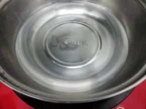 把剩下的900克水倒入锅中烧开