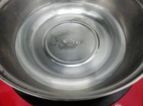 把剩下的900克水倒入锅中烧开