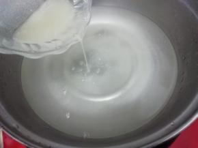 然后加入搅拌好的凉粉水