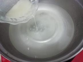 然后加入搅拌好的凉粉水