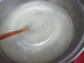 边倒边用筷子搅拌，然后烧开