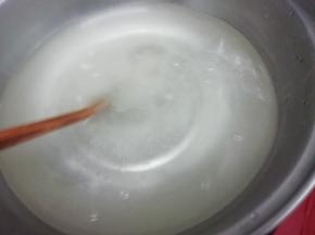 边倒边用筷子搅拌，然后烧开