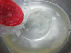 然后在把草莓酱倒入搅拌均匀烧开