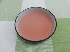 倒入容器中，自然晾凉后，放入冰箱 冷藏15分钟