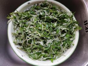 放在清水中浸泡，用手轻轻的揉洗三四遍用篮子捞出沥水。