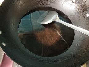 锅内放清水，烧开。