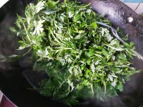 放一勺食用碱，放艾叶。