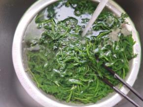 放清水中浸泡。