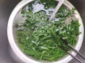 放清水中浸泡。
